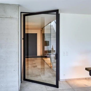 درب جلو درب شیشه ای